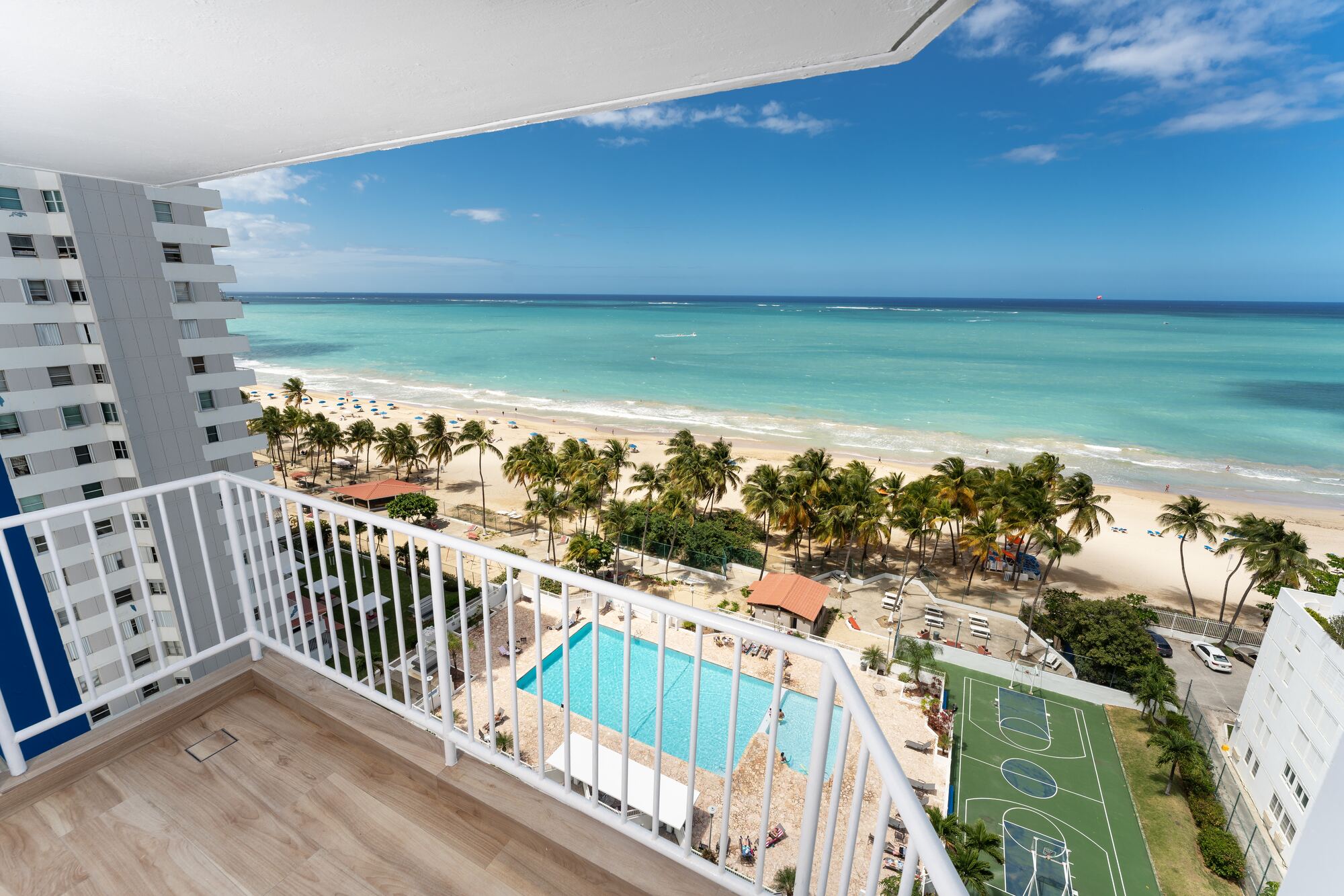 Casa Julia Isla Verde – ocean-view balcony